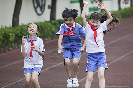 男女同学在操场跑道上比赛跑步图片