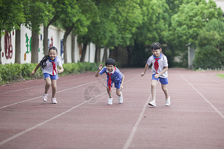 男女同学在操场跑道上比赛跑步图片