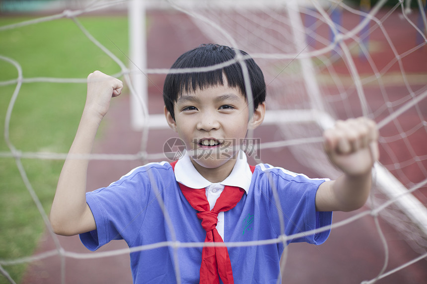 男同学在校园操场上上体育课玩耍图片