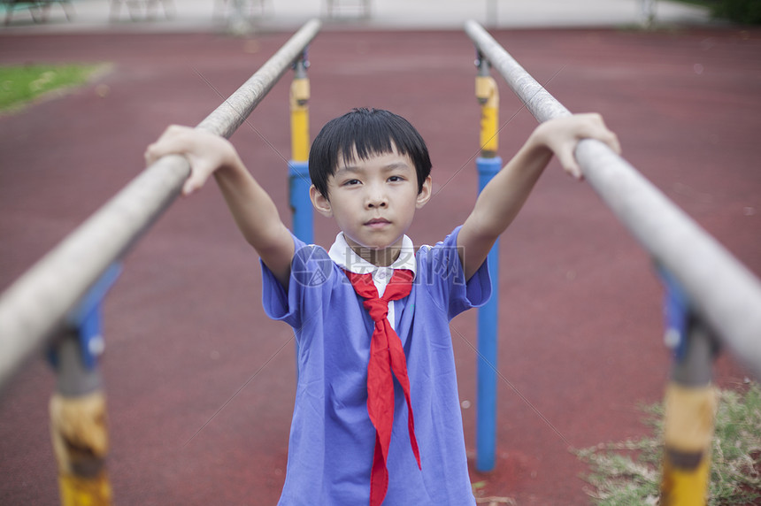 男同学在校园操场上上体育课玩耍图片