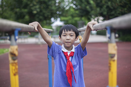 男同学在校园操场上上体育课玩耍背景图片