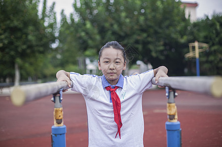 女同学在操场玩耍上体育课背景图片