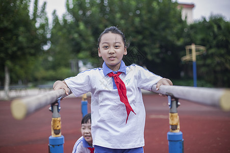 女同学在操场玩耍上体育课背景图片