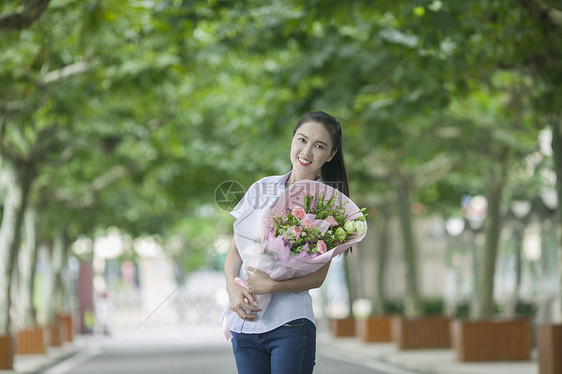 教师节女老师收到学生献的花图片