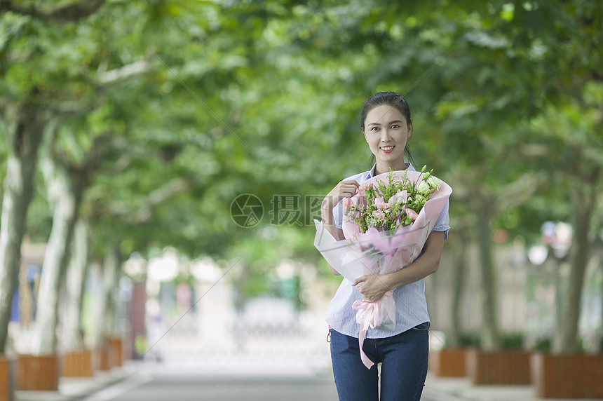 教师节女老师收到学生献的花图片