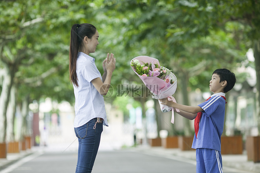 教师节男同学在校园里给老师献花图片