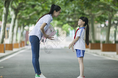 感恩老师素材教师节女同学在校园里给女老师献花背景