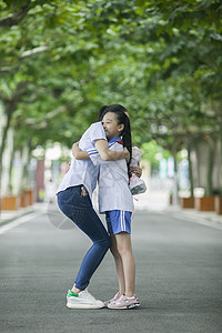 教师节女同学在校园里给女老师献花图片