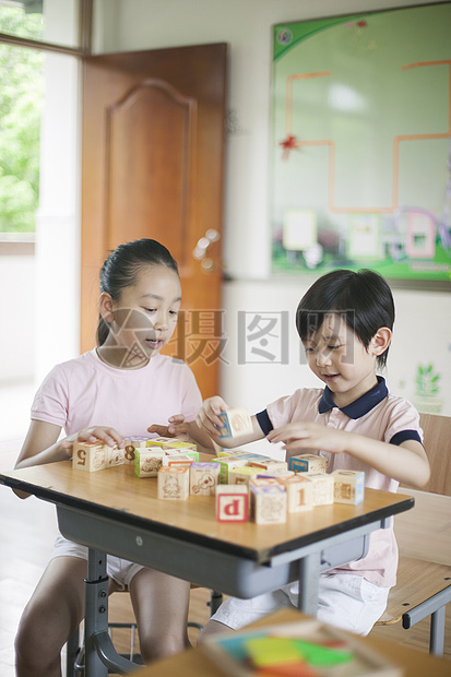 男女同学在教室里一起玩积木图片