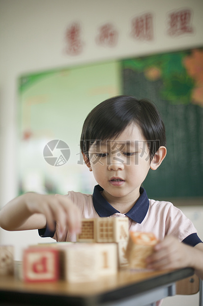 小学生在教室里玩积木图片