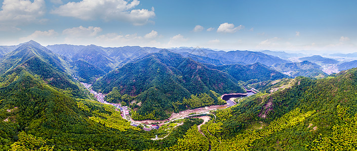 无人机背景航拍大山中的村庄与水库背景