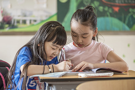 学生互相帮助讲解背景图片