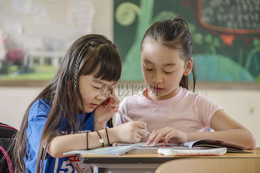 学生互相帮助讲解图片