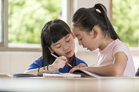 闺蜜们学生互相帮助讲解背景