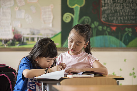 学生互相帮助讲解背景图片