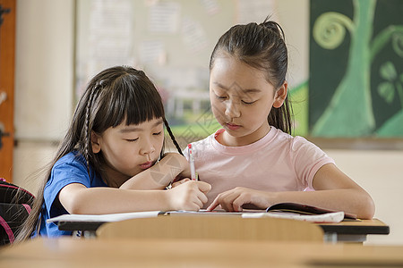 学生互相帮助讲解高清图片