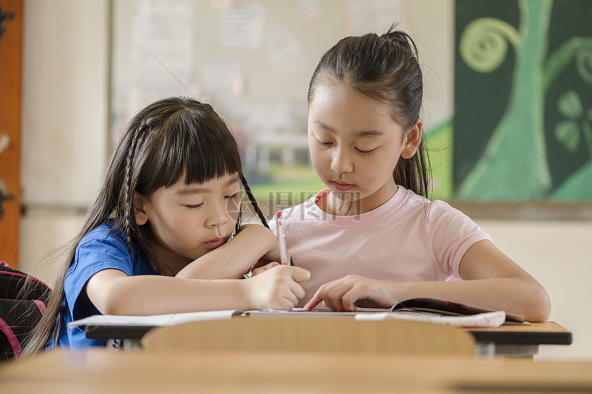 学生互相帮助讲解摄影图片免费下载_教育图库