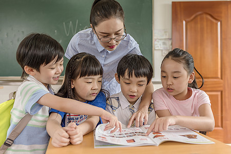 老师和学生一起看书高清图片