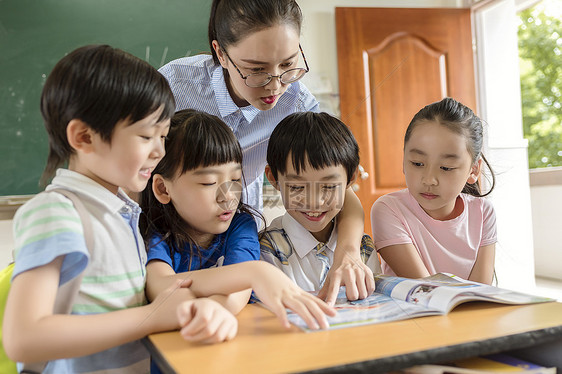 老师和学生一起看书图片