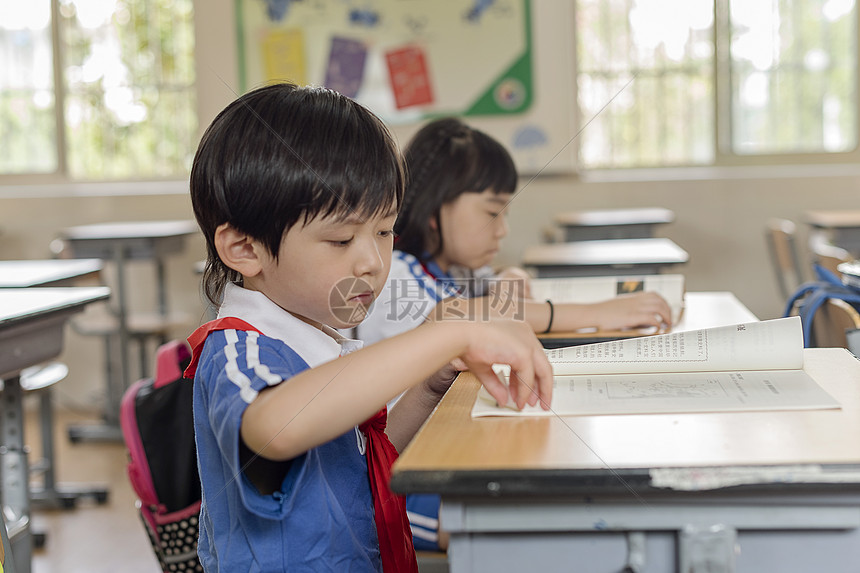 学生课堂上认真看书图片