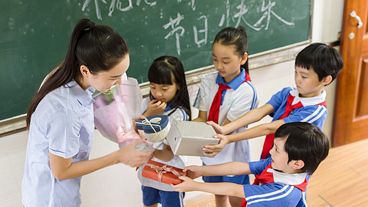 学生教师节送老师花和礼物图片