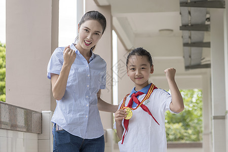 老师给学生奖牌图片