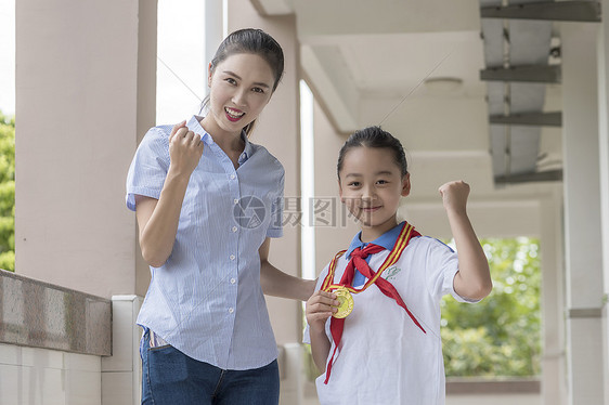 老师给学生奖牌图片