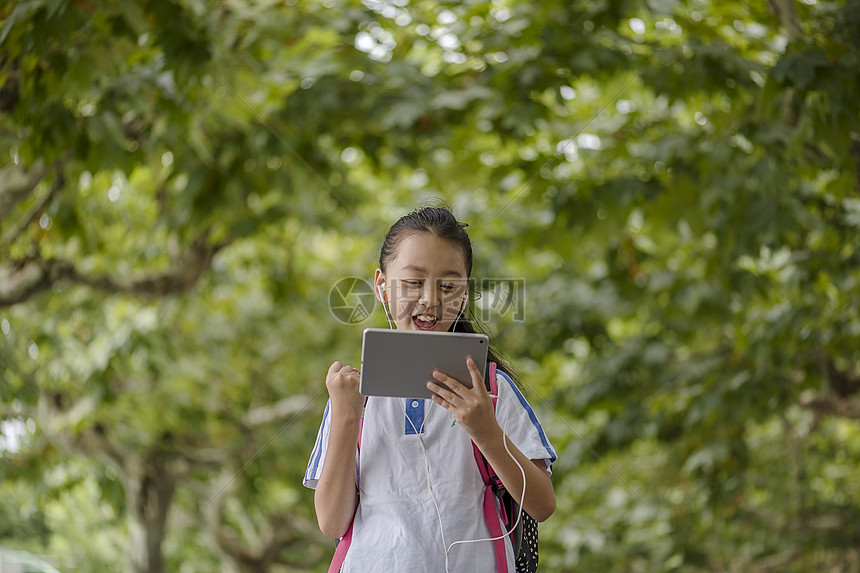 小学学生使用远程教育图片