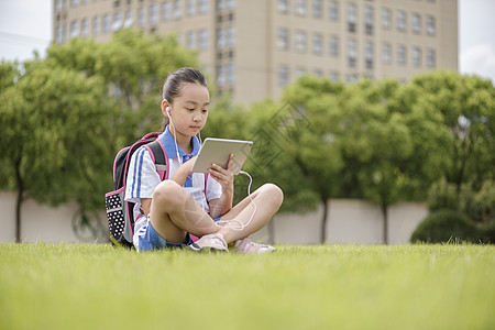 学校建筑小学生使用远程教育操场学习背景