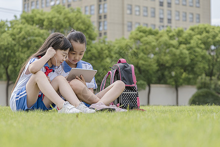 小学学生使用远程教育背景图片