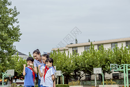 老师同学在操场加油背景图片