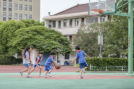 学生在操场上玩篮球图片