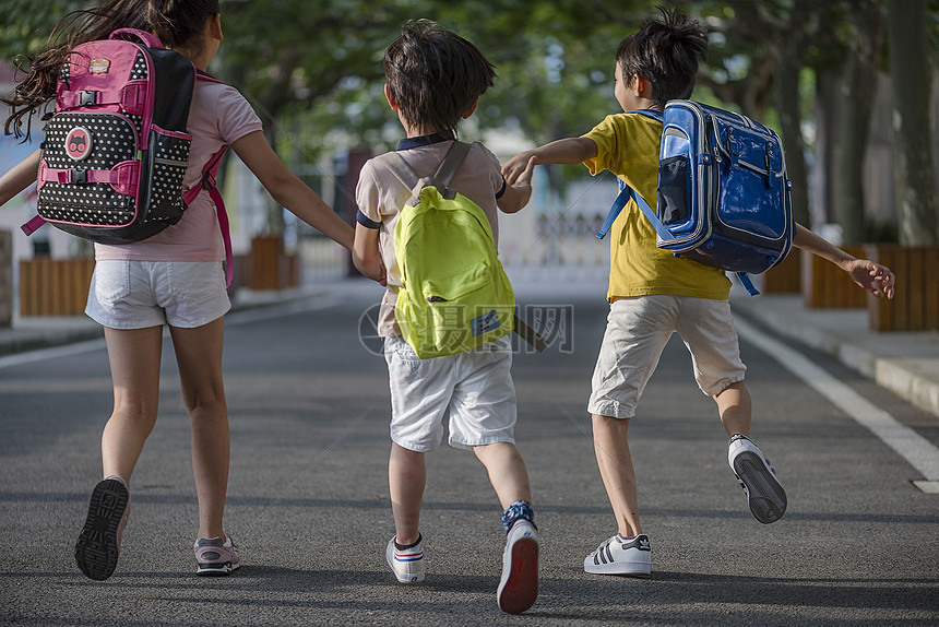 学生放学图片