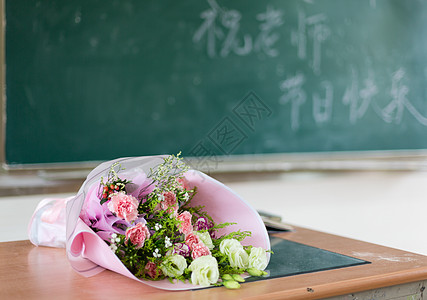 给老师送花教师节教室书桌上的鲜花背景