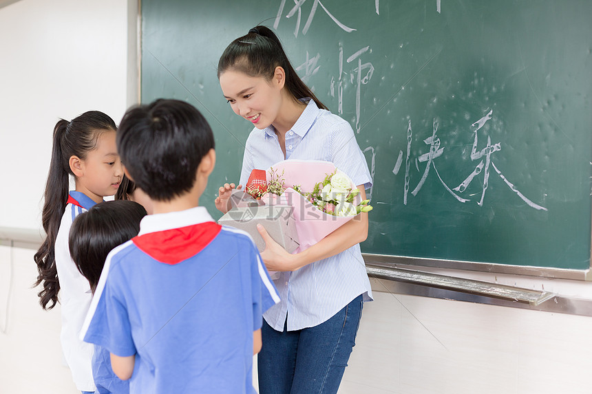 教师节同学们送花送礼物给老师摄影图片免费下