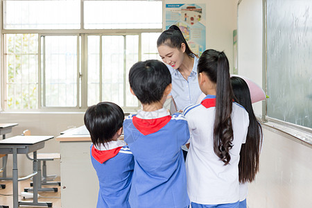 教师节同学们送花送礼物给老师图片