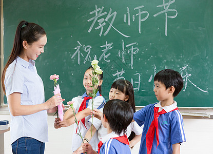 教师节同学们送花送礼物给老师图片