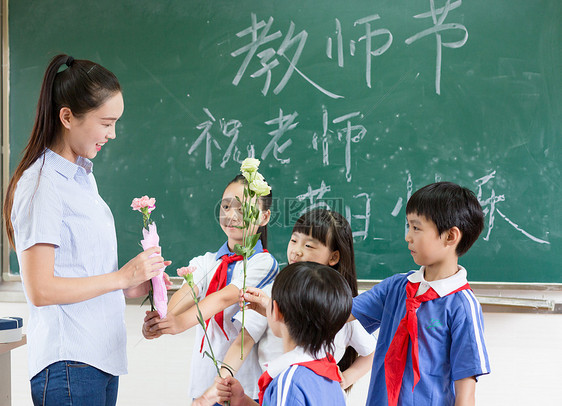 教师节同学们送花送礼物给老师图片