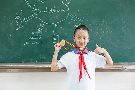 挂着奖牌竖起大拇指的小学学生高清图片