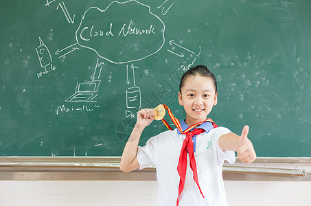 挂着奖牌竖起大拇指的小学学生高清图片