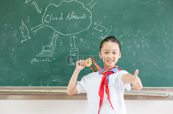 挂着奖牌竖起大拇指的小学学生图片