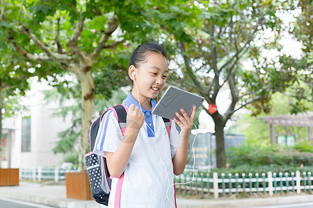 小学生用平板在线上课学习图片