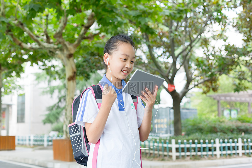 小学生用平板在线上课学习图片