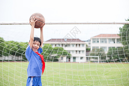 在球场上踢球玩耍的小学生高清图片