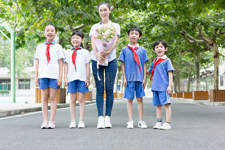 教师节同学们送花给老师图片