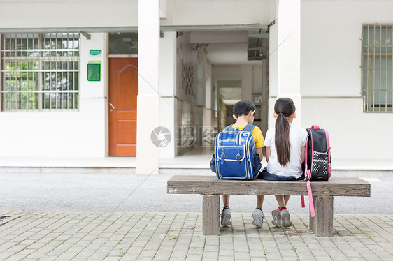 在树下坐着一起看书的小学生图片