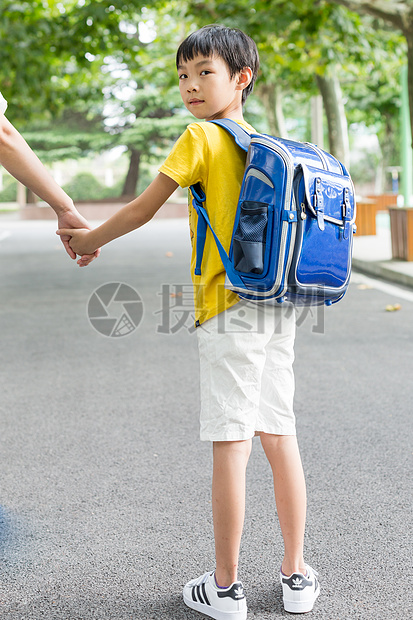 小学生牵着妈妈的手去学校图片