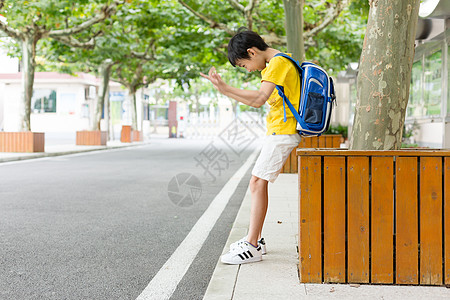 学生和家长校园林荫道坐着等待家长的小学生背景