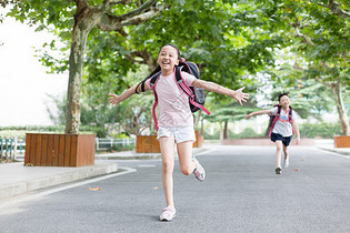 放学双手张开跑向父母的小学生图片