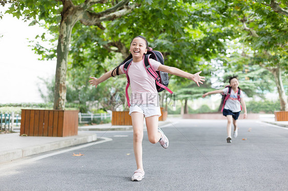 放学双手张开跑向父母的小学生图片